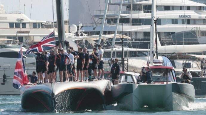 I ricconi della vela cercano volontari: “Vi diamo i pasti”