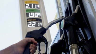 Copertina di Il diesel oltre i tre euro: prezzi folli in autostrada. Oggi il governo proroga  lo sconticino sulle accise