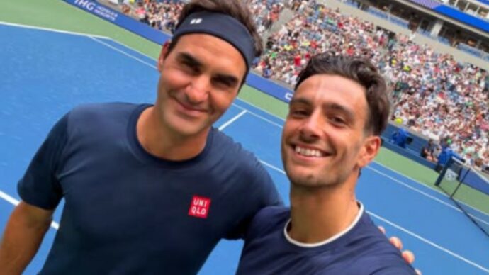 “Il rovescio a una mano non è finito”: Federer torna agli Us Open e si allena con Musetti in vista del suo match