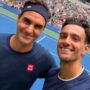 Copertina di “Il rovescio a una mano non è finito”: Federer torna agli Us Open e si allena con Musetti in vista del suo match
