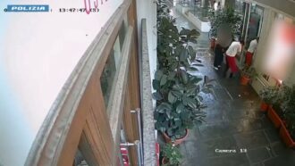 Copertina di Firenze, rubano un orologio da 20mila euro a un turista poi spruzzano lo spray al peperoncino e scappano: arrestati due giovani