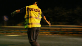 Copertina di Alla guida contromano, positivo ad alcol e droghe, travolge e uccide due coniugi: arrestato