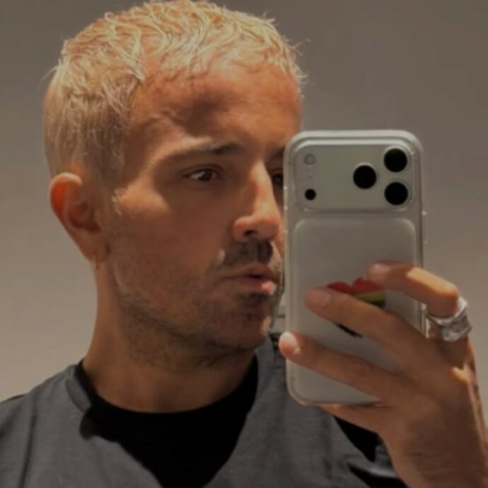 “Da bambino ero bullizzato. Ero sovrappeso, avevo un problema fisico che mi faceva avere la pelle più giallastra… La cosa assurda è che tutto cominciò dalle maestre. Oggi? Vesto le star più famose”: parla Lorenzo Posocco