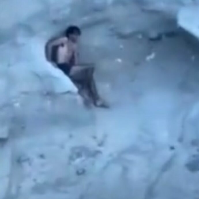 Si arrampica sulla scogliera per tuffarsi in mare ma non riesce più a scendere dalla cima e resta bloccato: intervengono i Vigili del fuoco e lo salvano con l’elicottero