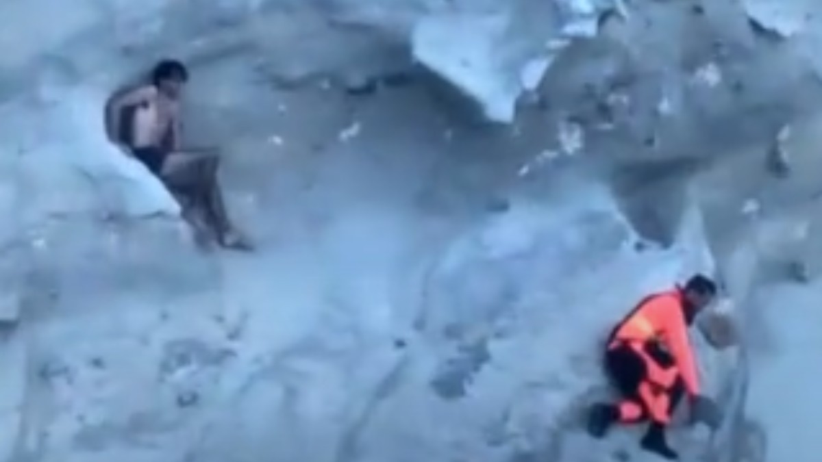 si arrampica sulla scogliera per tuffarsi in mare ma non riesce pi249 a scendere dalla cima e resta bloccato intervengono i vigili del fuoco e lo salvano con l8217elicottero da Ilfattoquotidiano.it si arrampica sulla scogliera per tuffarsi in mare ma non riesce pi249 a scendere dalla cima e resta bloccato intervengono i vigili del fuoco e lo salvano con l8217elicottero