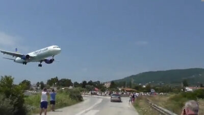 Copertina di Travolta dallo scarico del motore mentre guarda un aereo decollare: italiana gravissima a Skiathos