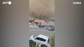 Copertina di Violento tornado devasta Pomas, nel sud della Francia: il video mentre si avvicina alle case