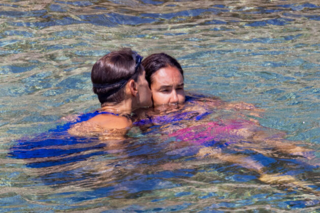 Pier Silvio Berlusconi e Silvia Toffanin relax in Corsica prima della nuova stagione: baci, sport e famiglia