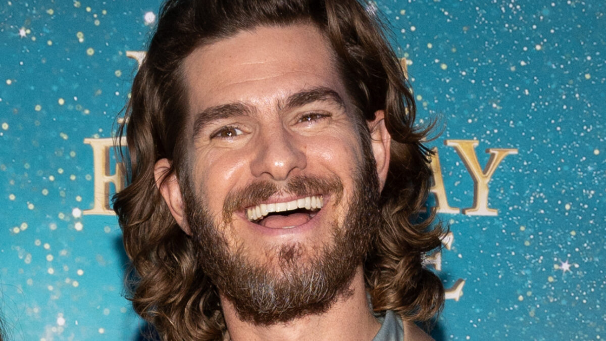 “Sarebbe fantastico se nessuno si sentisse obbligato a ritoccare il proprio viso. Ma capisco che viviamo in una società in cui c’è la pressione di ricorrere a interventi estetici, soprattutto per le donne”: così Andrew Garfield
