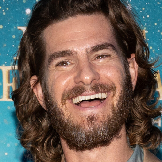 “Sarebbe fantastico se nessuno si sentisse obbligato a ritoccare il proprio viso. Ma capisco che viviamo in una società in cui c’è la pressione di ricorrere a interventi estetici, soprattutto per le donne”: così Andrew Garfield