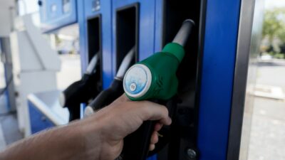 Copertina di I carburanti volano, diesel sopra i 3 euro in autostrada: “Il pieno è costato 1,8 miliardi in più”. Schlein: “Tassare extraprofitti”. Tajani: “Non esiste”