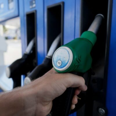 Copertina di Carburanti, “per un pieno 5 euro in più in due settimane”. Mercoledì cdm per prorogare il mini taglio delle accise. Rinviate ancora le misure strutturali