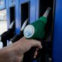Copertina di I carburanti volano, diesel sopra i 3 euro in autostrada: “Il pieno è costato 1,8 miliardi in più”. Schlein: “Tassare extraprofitti”. Tajani: “Non esiste”