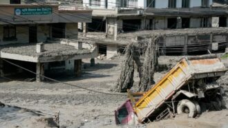 Alluvione in Nepal, sommersi interi villaggi e infrastrutture: frana a un posto di confine in Cina. “Numerose vittime”