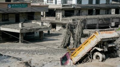 Copertina di Disastrosa inondazione in Nepal al confine col Tibet: imprecisato il numero delle vittime, 384 turisti dispersi. Novanta italiani nella regione. Tajani: “Due coinvolti, stanno bene”