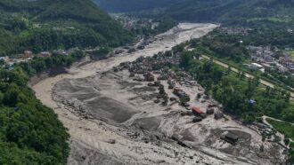 Copertina di Nepal, l’inondazione vista dall’alto: una valanga di acqua, fango e detriti si riversa nella gola