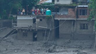 Copertina di Inondazione Nepal, il fiume Bhotekoshi travolge un villaggio: le persone cercano di mettersi in salvo arrampicandosi in alto