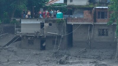 Copertina di Inondazione Nepal, il fiume Bhotekoshi travolge un villaggio: le persone cercano di mettersi in salvo arrampicandosi in alto