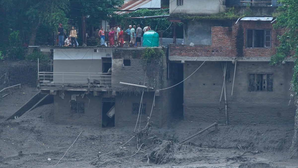 inondazione nepal il fiume bhotekoshi travolge un villaggio le persone cercano di mettersi in salvo arrampicandosi in alto da Ilfattoquotidiano.it inondazione nepal il fiume bhotekoshi travolge un villaggio le persone cercano di mettersi in salvo arrampicandosi in alto