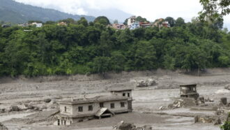 Copertina di Alluvione in Nepal, villaggi sommersi: “numerose vittime”, 384 turisti dispersi. Frana a un posto di confine in Cina