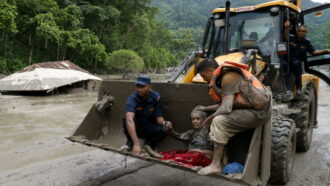 Copertina di Case distrutte e auto che emergono dal fango: le immagini dei danni dell’alluvione in Nepal