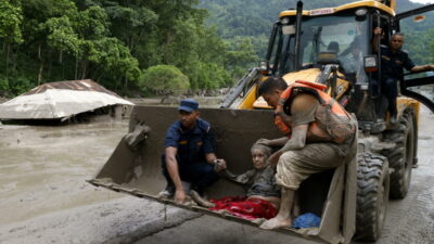 Copertina di Case distrutte e auto che emergono dal fango: le immagini dei danni dell’alluvione in Nepal
