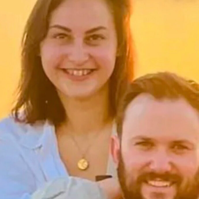 “A 30 anni ci consideriamo in pensione, viaggiamo per il mondo con due valigie e uno zaino ciascuno. Il sistema scolastico è obsoleto, ai figli insegniamo noi”: la storia della famiglia Blackley