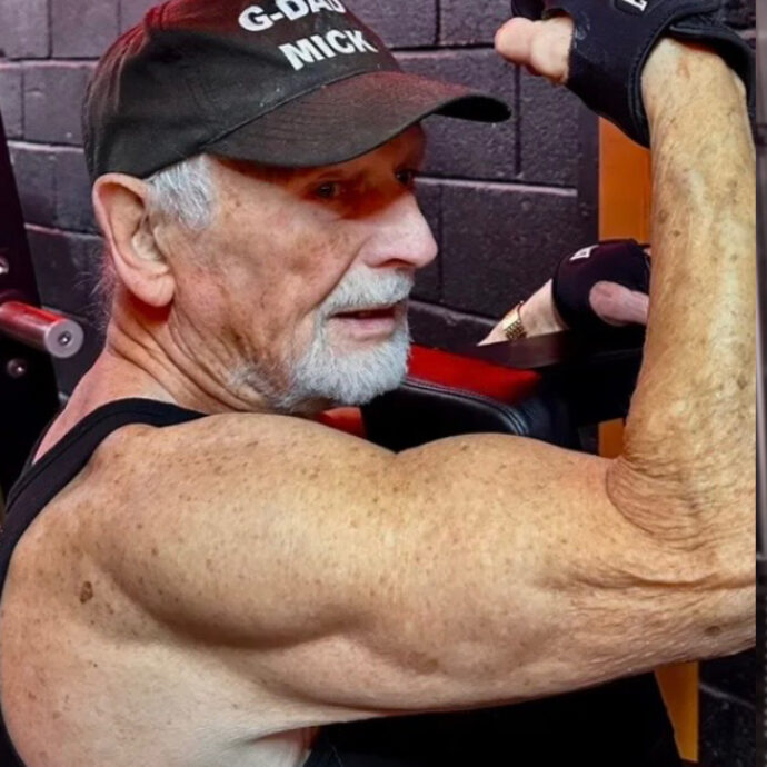 “A 83 anni ho preso un manico di scopa, gli ho attaccato due brocche di latte e ho iniziato ad allenarmi nel patio. Prima avevo una pancia enorme”: la storia di Mick Wadge, il nonno bodybuilder star del web