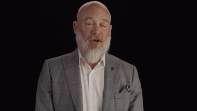 Copertina di “Mia zia Dolly Parton mi ha chiesto di fare questo video d’addio anni fa. La tristezza è nostra, non sua”: il commovente messaggio di Bryan Seaver