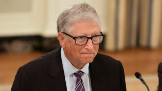 Copertina di Bill Gates: “IA minaccia l’occupazione, serve un piano”. E propone di riservare posti di lavoro agli esseri umani
