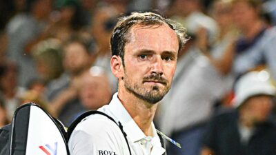 Copertina di “Forse è meglio che inizi a giocare a pickleball. Oggi tutto è meglio del tennis”: la frustrazione di Medvedev