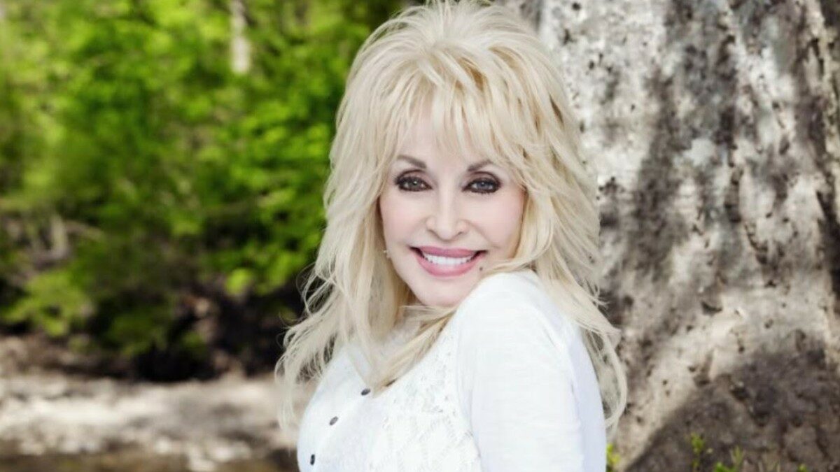 Gli inizi in una famiglia poverissima, il duetto con i Måneskin e la pecora con il suo nome: addio a Dolly Parton, la regina del country è morta a 80 anni