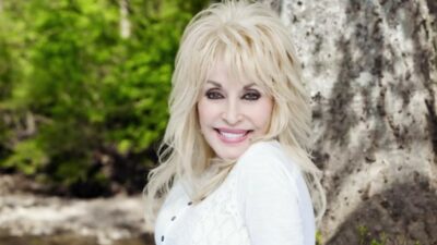 Copertina di Gli inizi in una famiglia poverissima, il duetto con i Måneskin e la pecora con il suo nome: addio a Dolly Parton, la regina del country è morta a 80 anni
