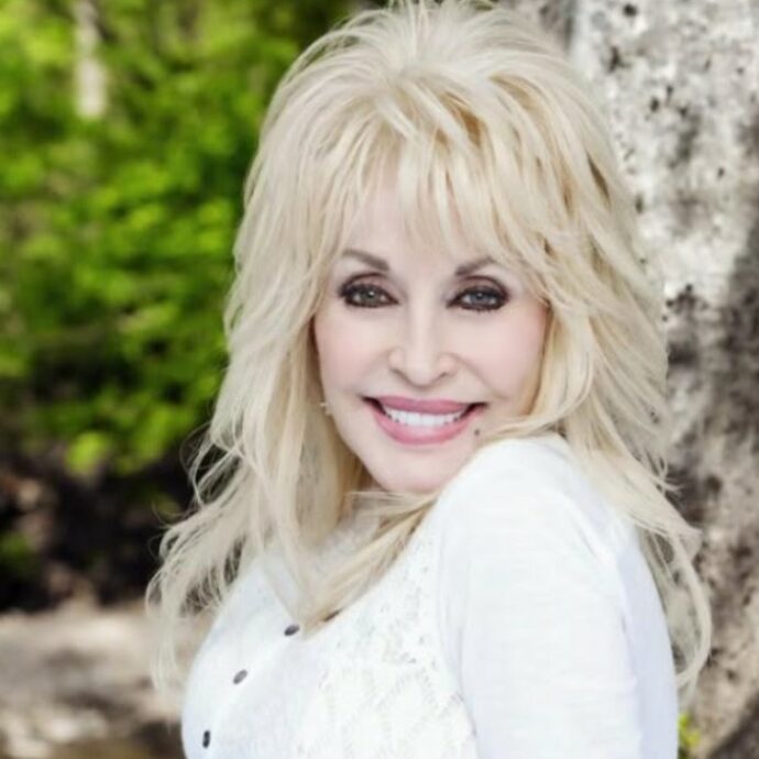 Gli inizi in una famiglia poverissima, il duetto con i Måneskin e la pecora con il suo nome: addio a Dolly Parton, la regina del country è morta a 80 anni