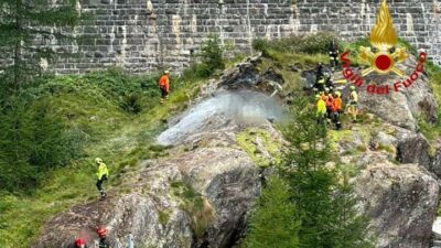 Copertina di Elicottero ultraleggero precipita e prende fuoco nel Verbano-Cusio-Ossola: morti i due passeggeri sessantenni