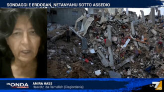 Copertina di “L’Ue è connivente con Israele, la maggioranza degli israeliani sostiene il terrore a Gaza e in Cisgiordania”. Così la reporter di Haaretz Amira Hass a La7