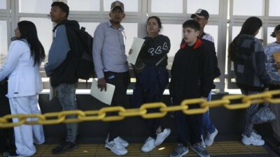 Copertina di Trump sospende le richieste di visti per immigrati in tutto il mondo: “Escludere chi potrebbe necessitare di assistenza negli Stati Uniti”