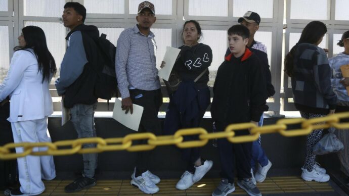 Trump sospende le richieste di visti per immigrati in tutto il mondo: “Escludere chi potrebbe necessitare di assistenza negli Stati Uniti”