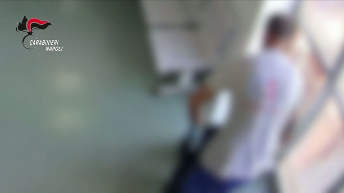 immortalato mentre ruba un condizionatore all8217istituto dei tumori denunciato dai carabinieri da Ilfattoquotidiano.it immortalato mentre ruba un condizionatore all8217istituto dei tumori denunciato dai carabinieri