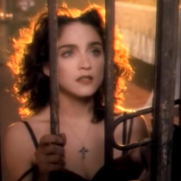 La cover di “Like a Prayer” di Madonna cantata dall’intelligenza artificiale sfonda le classifiche: l’Australia dice stop ai brani-robot. E l’Italia è allineata