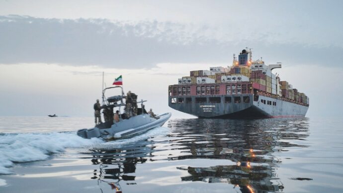 L’Iran: “Su Hormuz intesa con l’Oman”. Ma Trump esita: “Ora non c’è  fretta”