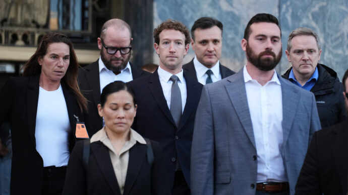 Danni ai minori, Meta paga 16,7 miliardi per patteggiare con Stati Usa. “Modificare l’algoritmo può far crollare le azioni”