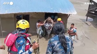 Copertina di Nepal, i soccorsi dopo l’inondazione: gli abitanti evacuati dai villaggi sott’acqua