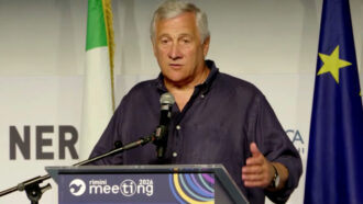 Copertina di Tajani show al Meeting di Rimini: “La cultura woke è una gramigna che va estirpata. L’Europa ha radici giudaico-cristiane e greco-romane”