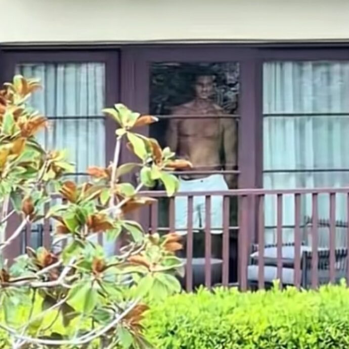 “A meno che quello non sia mio marito, il matrimonio è annullato”: lo sconosciuto che osserva le nozze dalla finestra attira l’attenzione di tutti (e il video è virale)