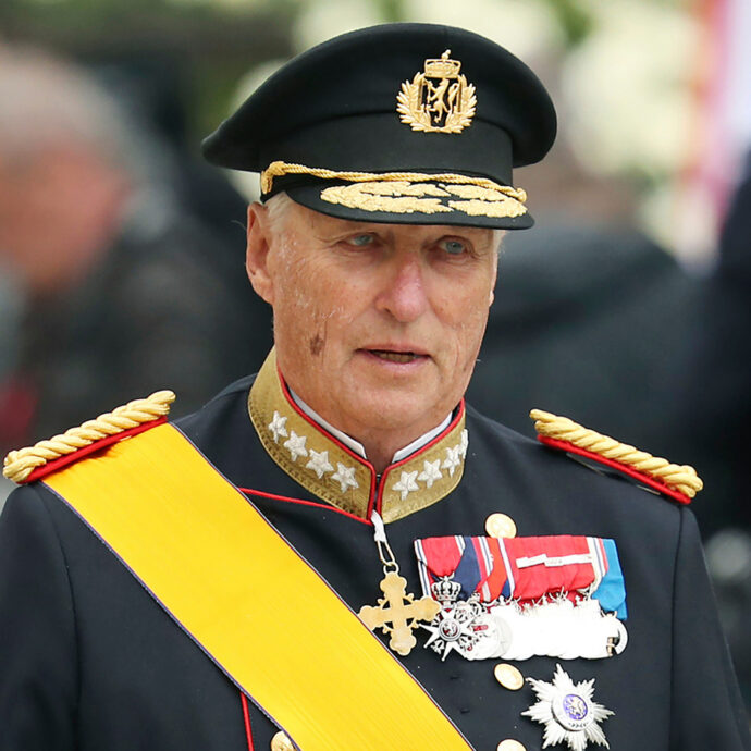 “Le condizioni di salute di re Harald V di Norvegia sono estremamente gravi”: il sovrano è ricoverato in ospedale e soffre di anemia emolitica
