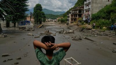 Copertina di Oltre 1300 dispersi per l'inondazione disastrosa al confine col Tibet: “Anche due italiani”. Sale il numero dei morti accertati