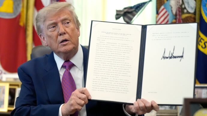 Trump cambia il nome del Lago Ontario in Lago d’America: “Il Canada ci tratta molto male”. Carney: “Si chiama Ontario oggi e per sempre”