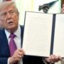 Copertina di Trump firma un ordine esecutivo e cambia il nome del Lago Ontario in Lago d’America: “Il Canada ci tratta molto male”