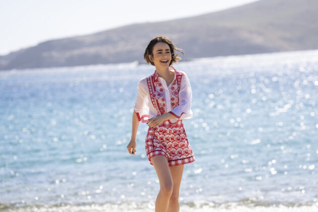 “Emily in Paris” lascia l’Italia e sbarca in Grecia per il capitolo finale: “Volevamo che l’ultima stagione fosse la più grande di sempre” – LE FOTO SUL SET